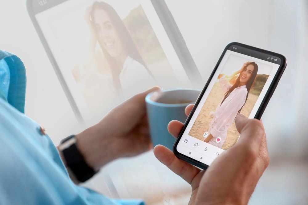 un single che chatta online su incontri extraconiugali