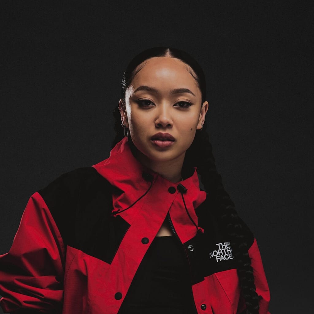 Griff indossa la TNF SS25 Mountain Jacket rossa