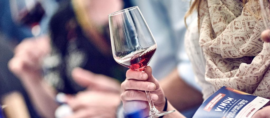 un calice di vino rosso a vinum 22