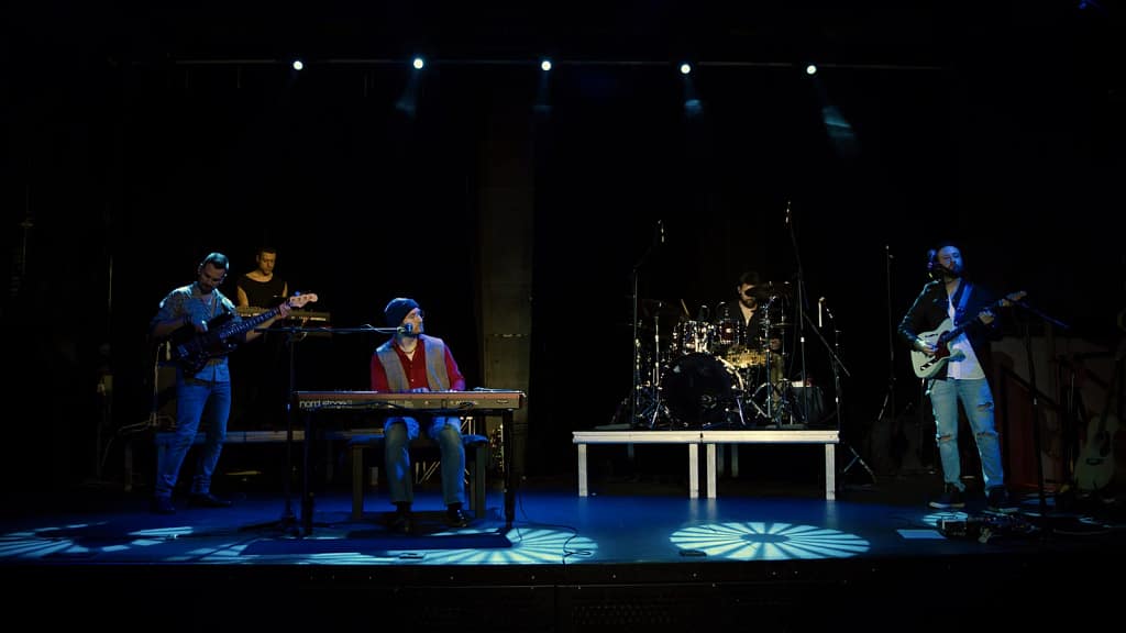 Luca Bettella – Voce e Piano di "Caro Lucio" e il gruppo di musicisti