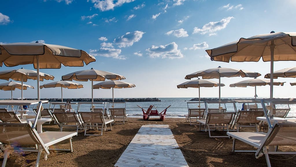 spiaggia con ombrelloni
