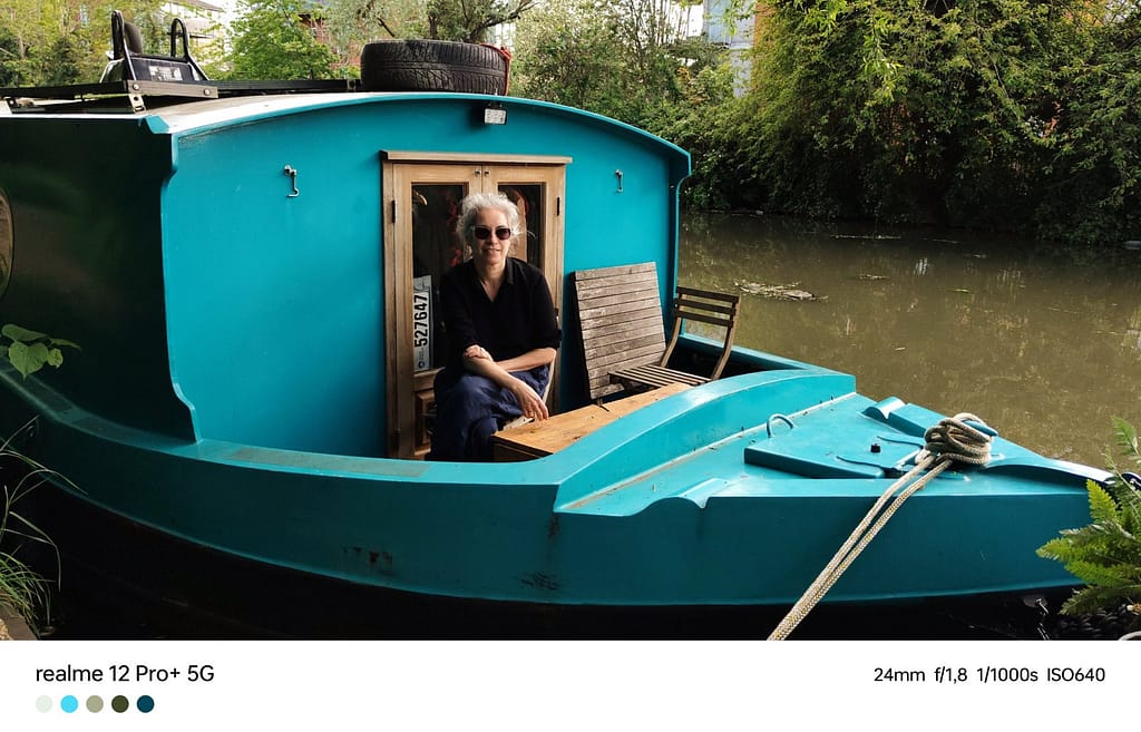 - Taz, (53, Australia), a bordo della barca su cui vive da 7 anni insieme alle sue due figlie adolescenti, Londra, Maggio 2024