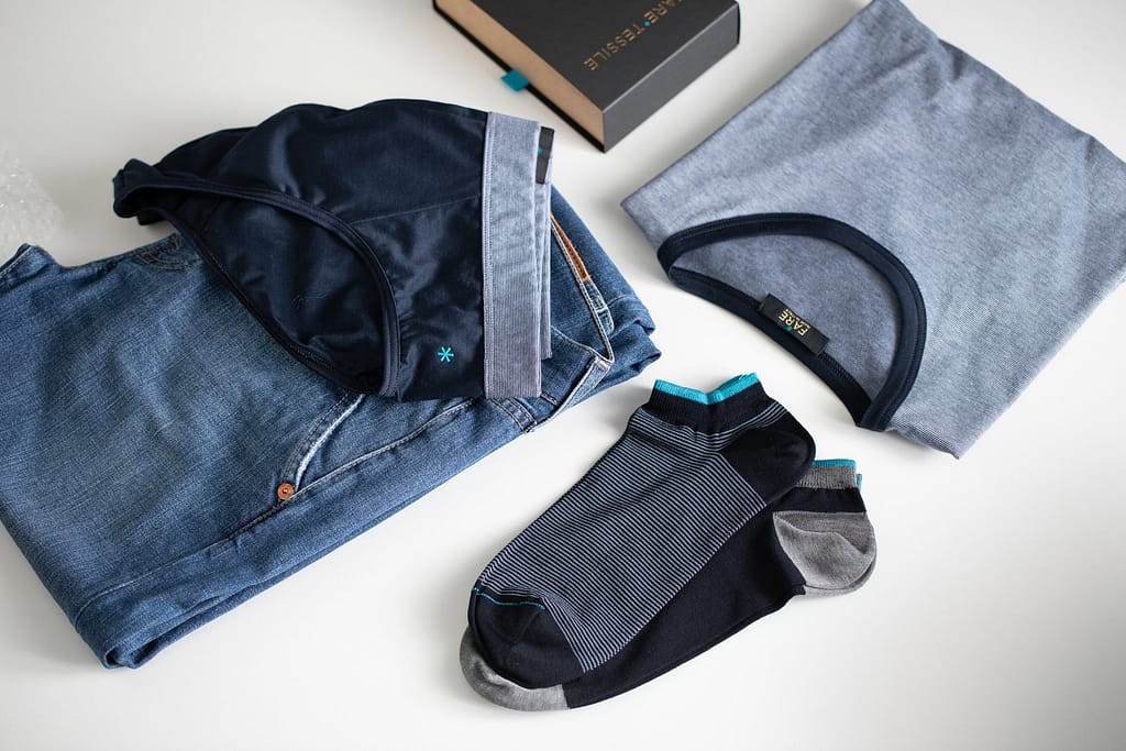 un kit FareTessile con calze, slip e t-shirt