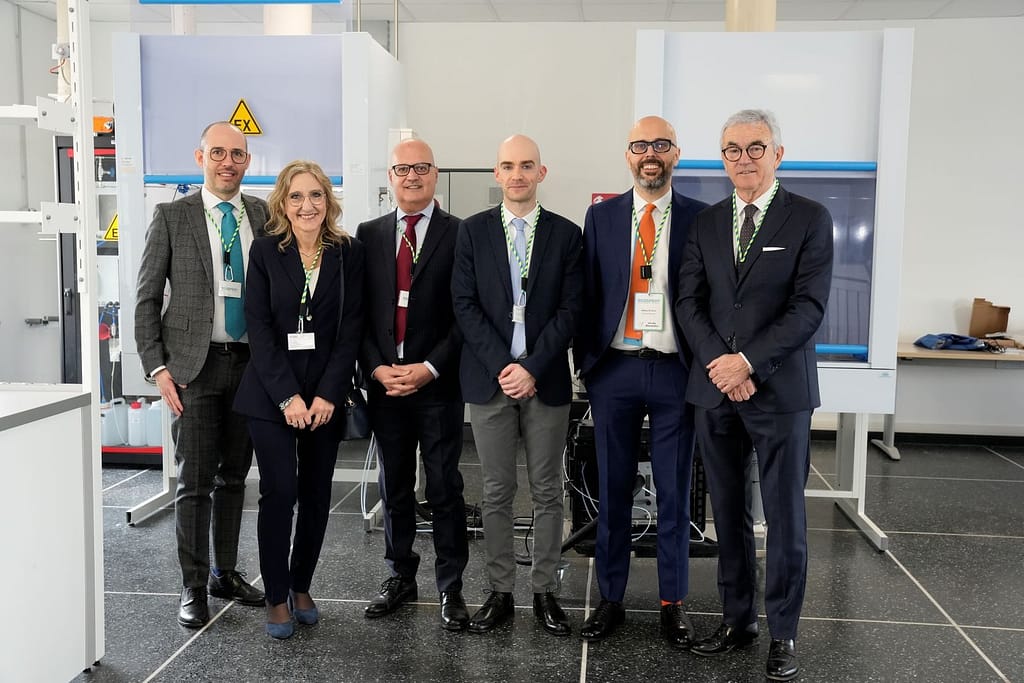 da sinistra Filippo Lossani, director business unit Marine di Ecospray, Barbara Bosio, professore di Chimica Fisica applicata dell'Università di Genova, Maurizio Archetti, presidente di Ecospray, Ivan Capestro, responsabile R&D di Ecospray, Alberto Di Cecio, general manager di Ecospray e Franco Porcellacchia, CEO di Ecospray.