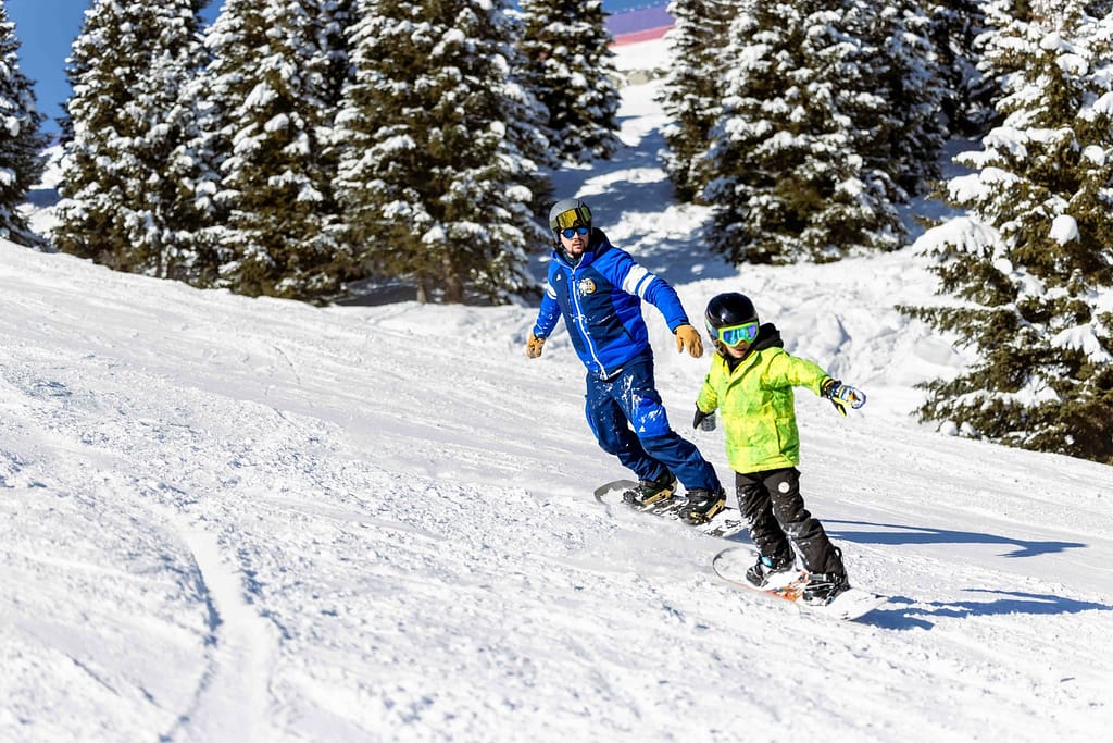 un maestro di sowboard con un allievo