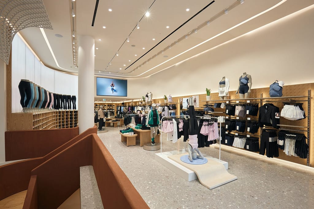 lululemon interno negozio a milano
