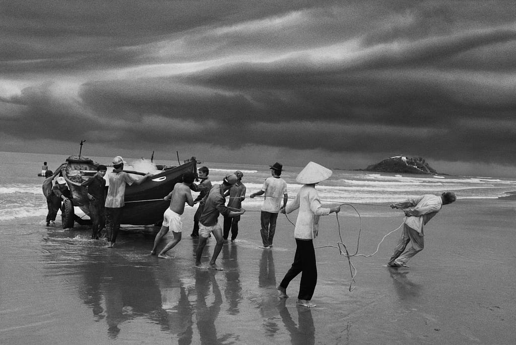 Vietnam del sud, 1995 _ La spiaggia di Vũng Tau, un tempo chiamata Cap Saint-Jacques, è il porto peschereccio e la stazione balneare più vicina alla città di Ho Chi Minh. Da questo sito una gran parte dei boat people ha lasciato il Vietnam alla ricerca di una vita migliore _ Ph. ©Sebastião SALGADO