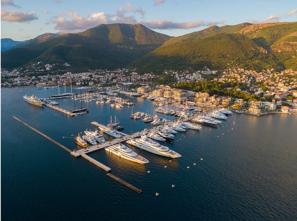 Panorama del Porto di Boka Bay in Montenegro