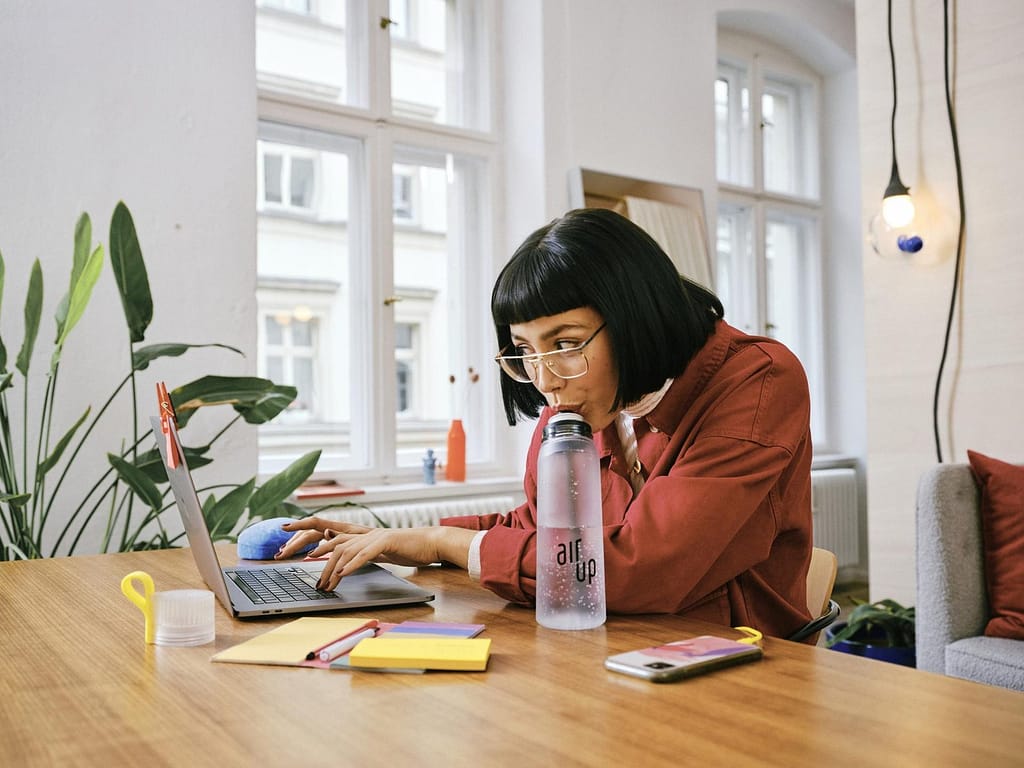 una ragazza e la sua borraccia air up