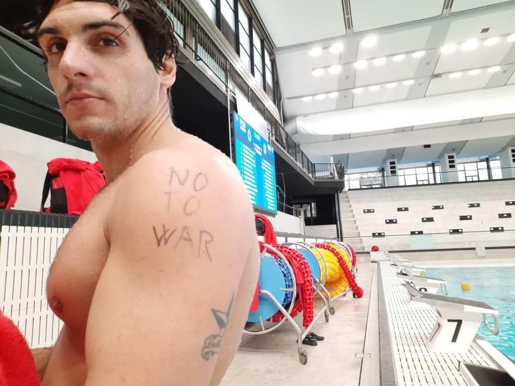 un giocatore del Quinto pallanuoto dice No War