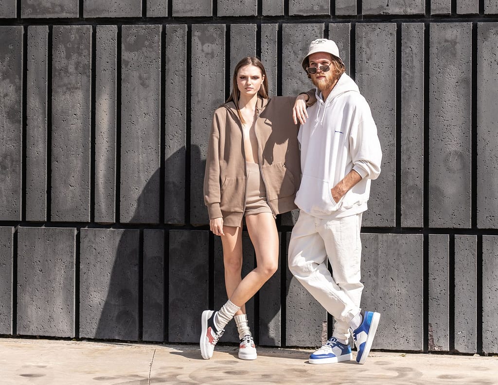 Una giovane coppia indossa Mikakus