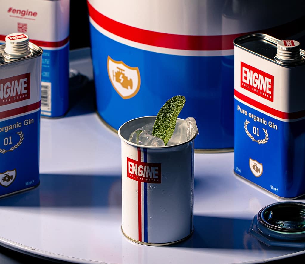 una latta di gin Engine e un cocktail