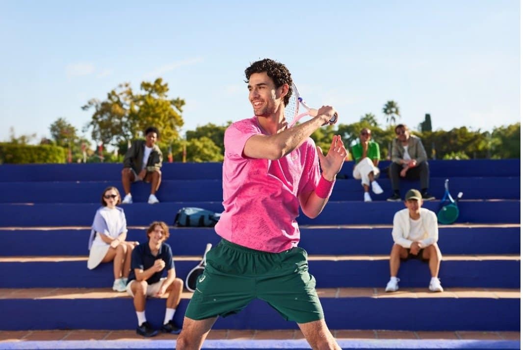 La campagna ASICS “Move Your Body, Move Your Mind” debutta a gennaio 2026: un ragazzo che giocaa tennis