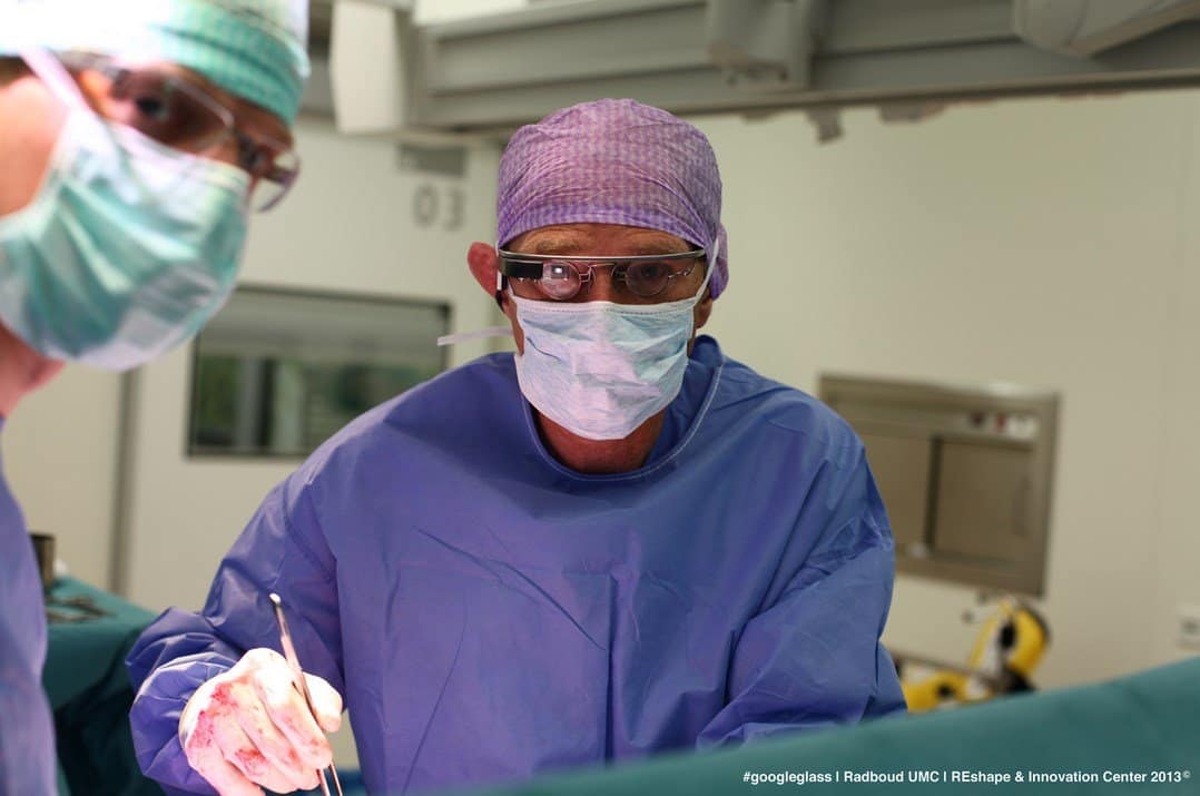 Immagine di Chirurgo con Google Gless Sperimentali