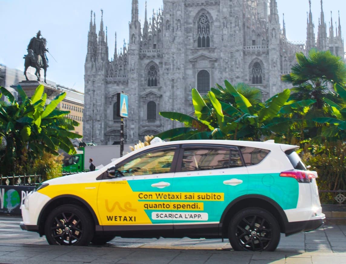 un taxi wetaxi a milano davnti al duomo