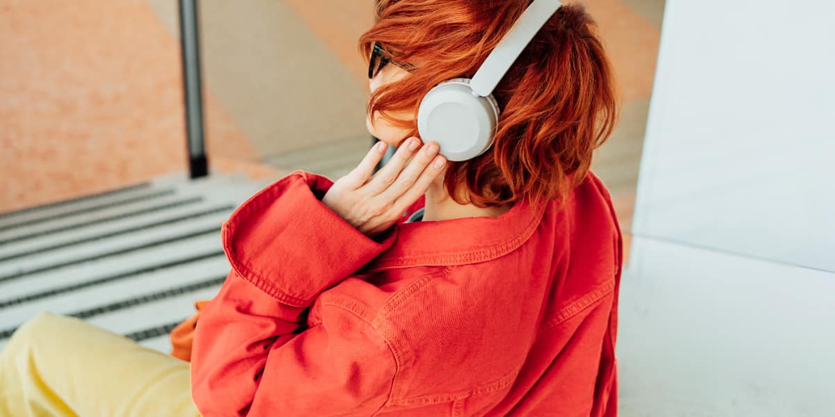 un ragazzo ascolta un audiolibro Voxa