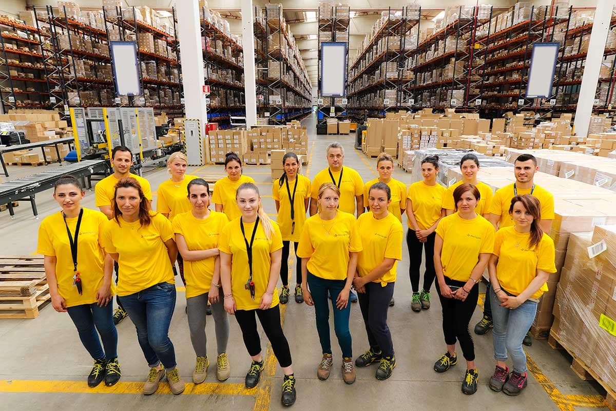 un gruppo di ragazze in magazzine aziendale