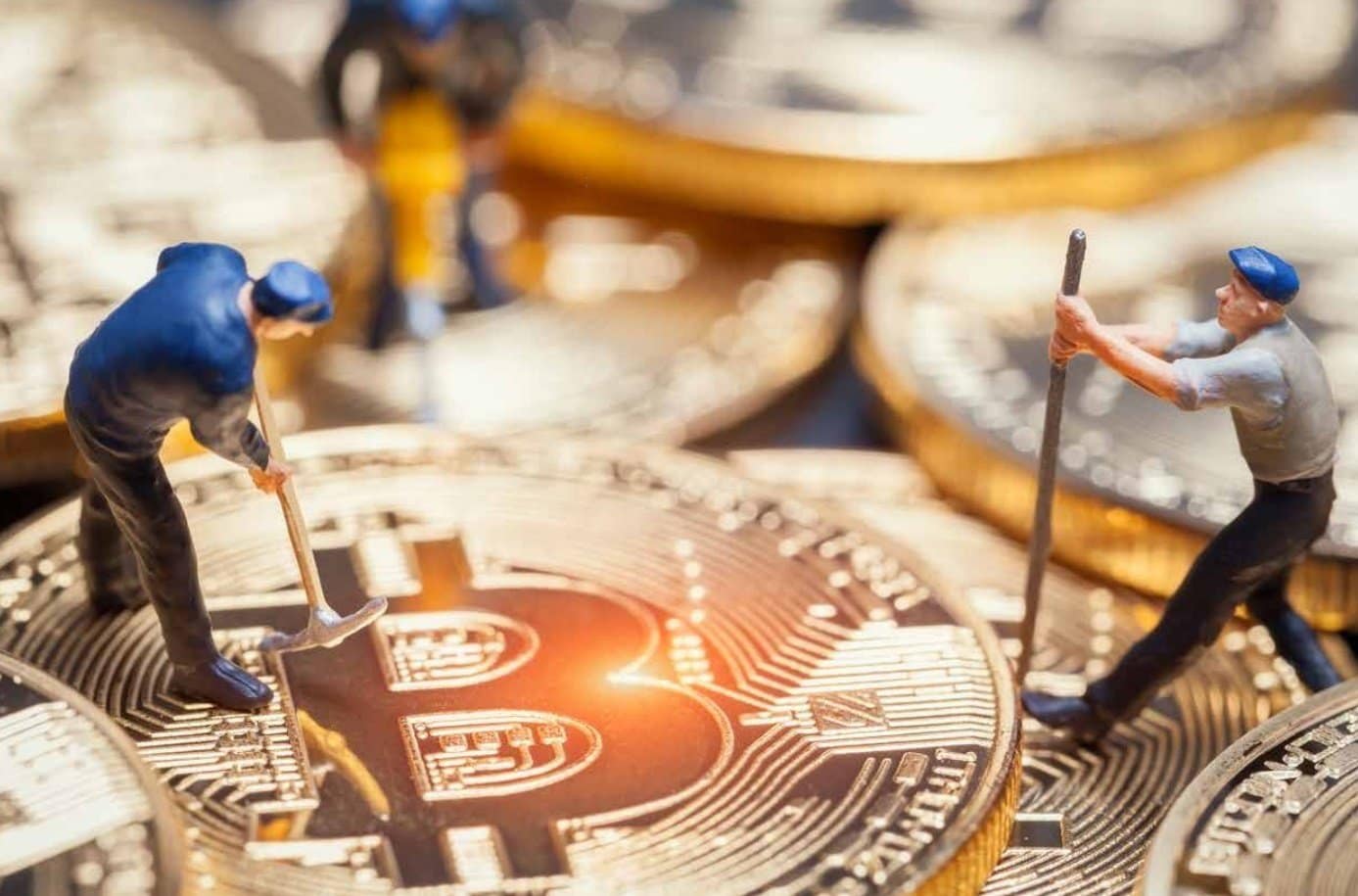 Dei minatori al lavoro con dei Bitcoin