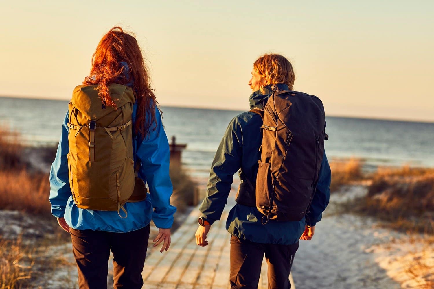 due ragazzi in spiaggia con lo zaino thule alltrail x