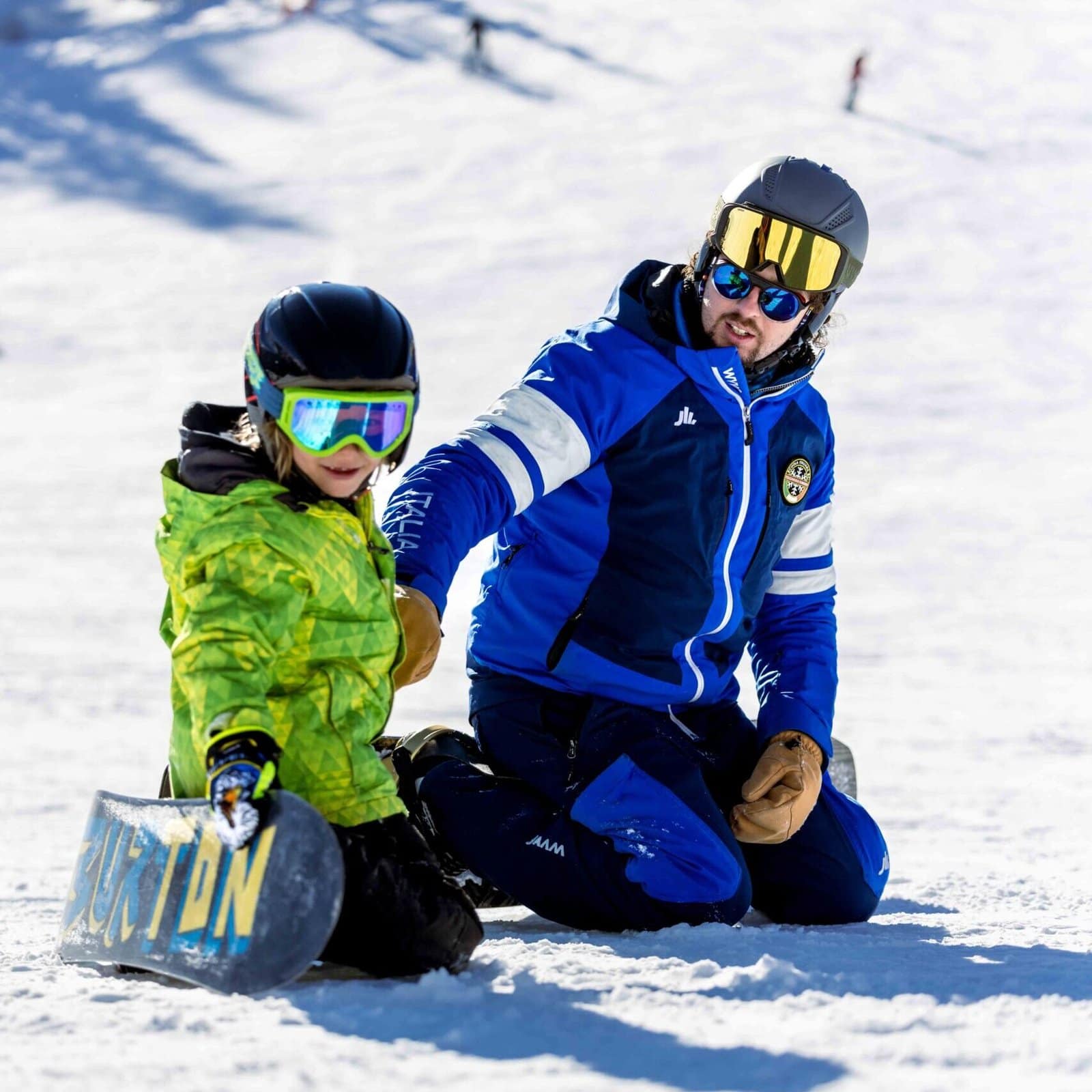 un maestro di sowboard con un allievo