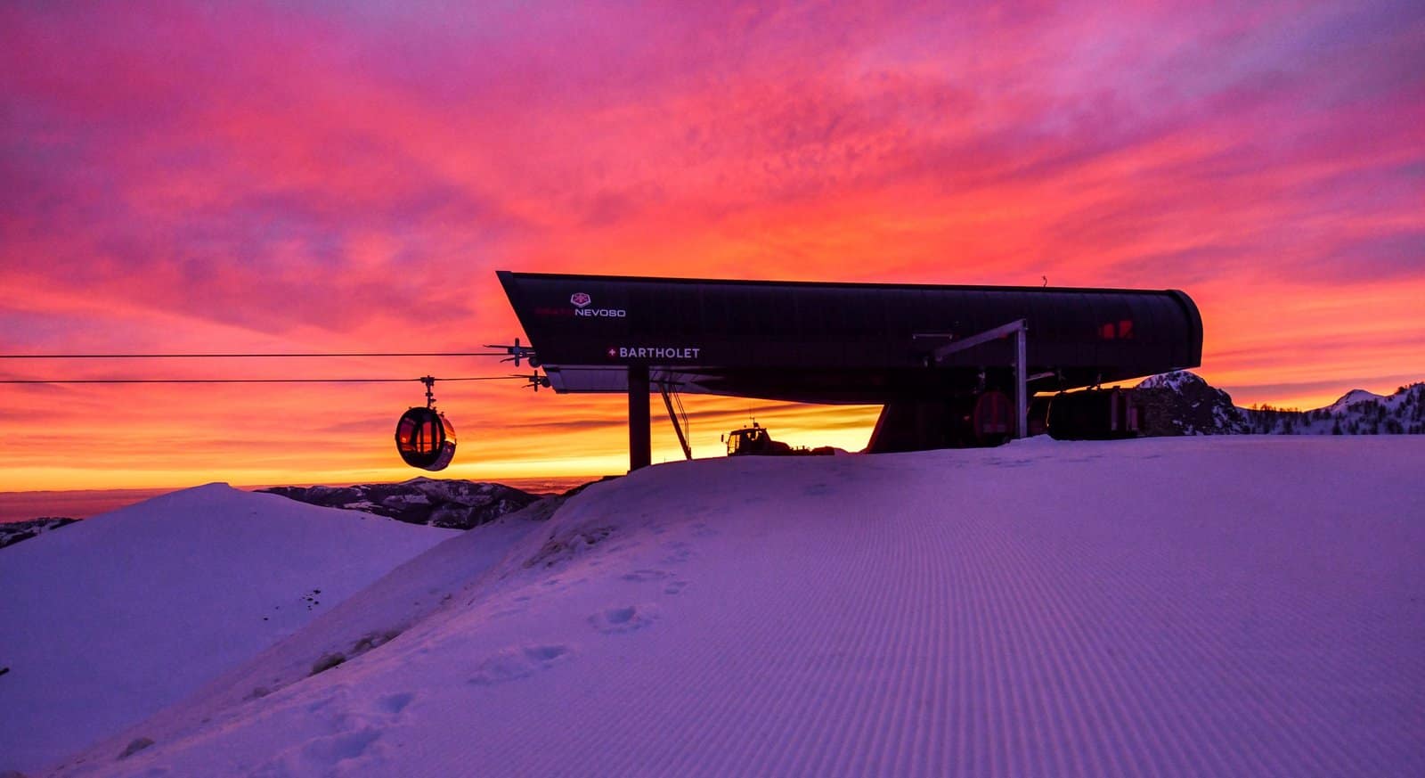 prato nevoso al tramonto, funivia La Rossa