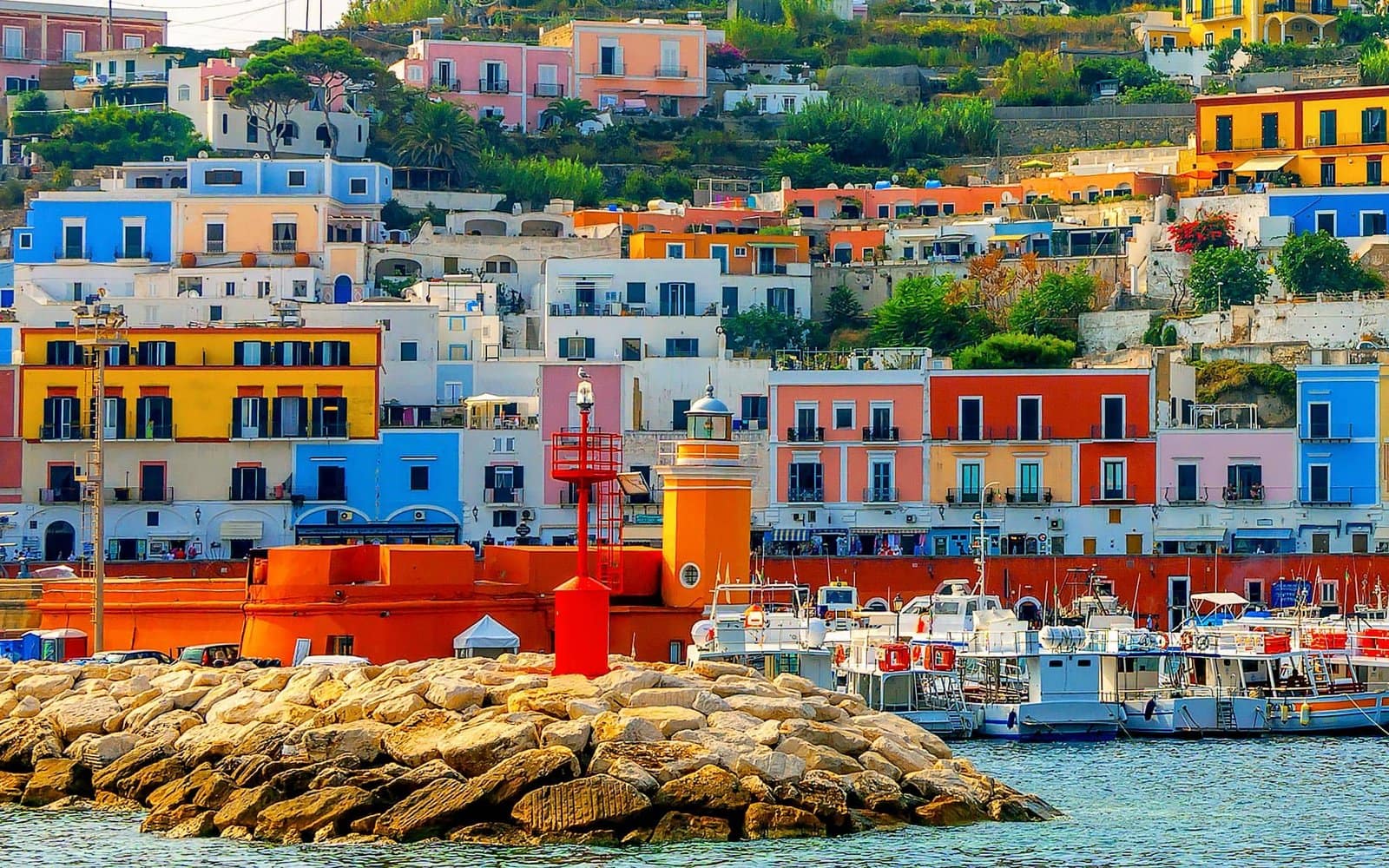 il porto di Ponza con le casette colorate