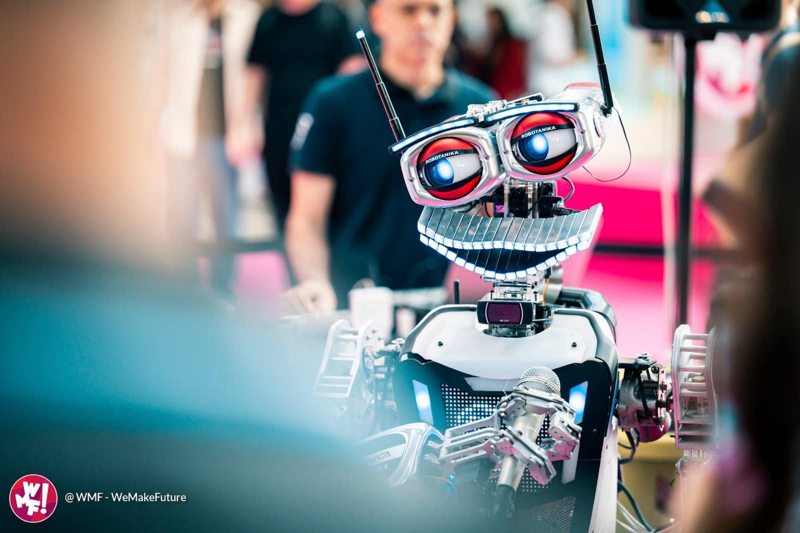 we make future 2023 con un robot e un microfono