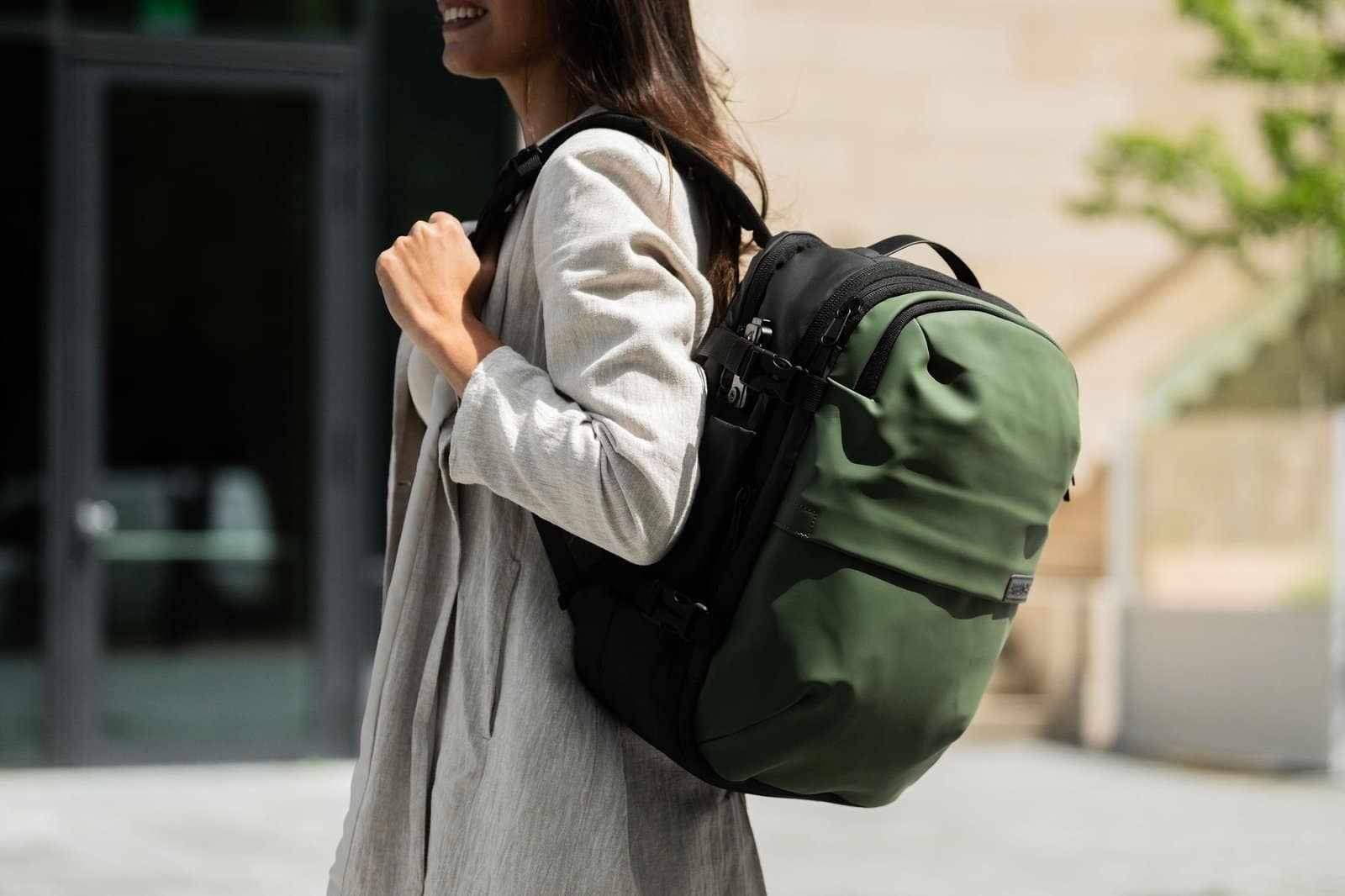 Una ragazza con lo Zaino Airback verde