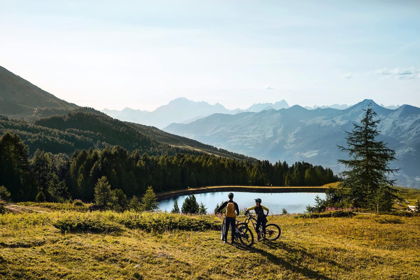 il lago artificiale davanti al ristorante la Societé di Pila con due bikers