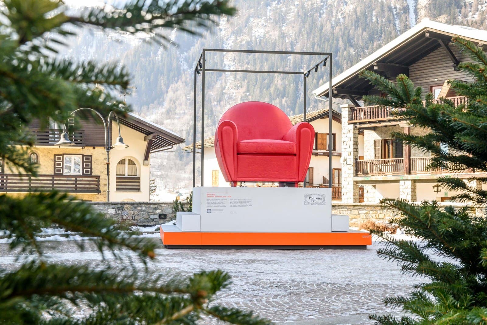 una poltrona rossa di Poltrona Frau nella neve