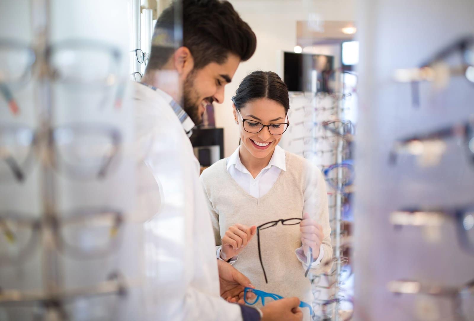 ottici in un negozio di occhiali