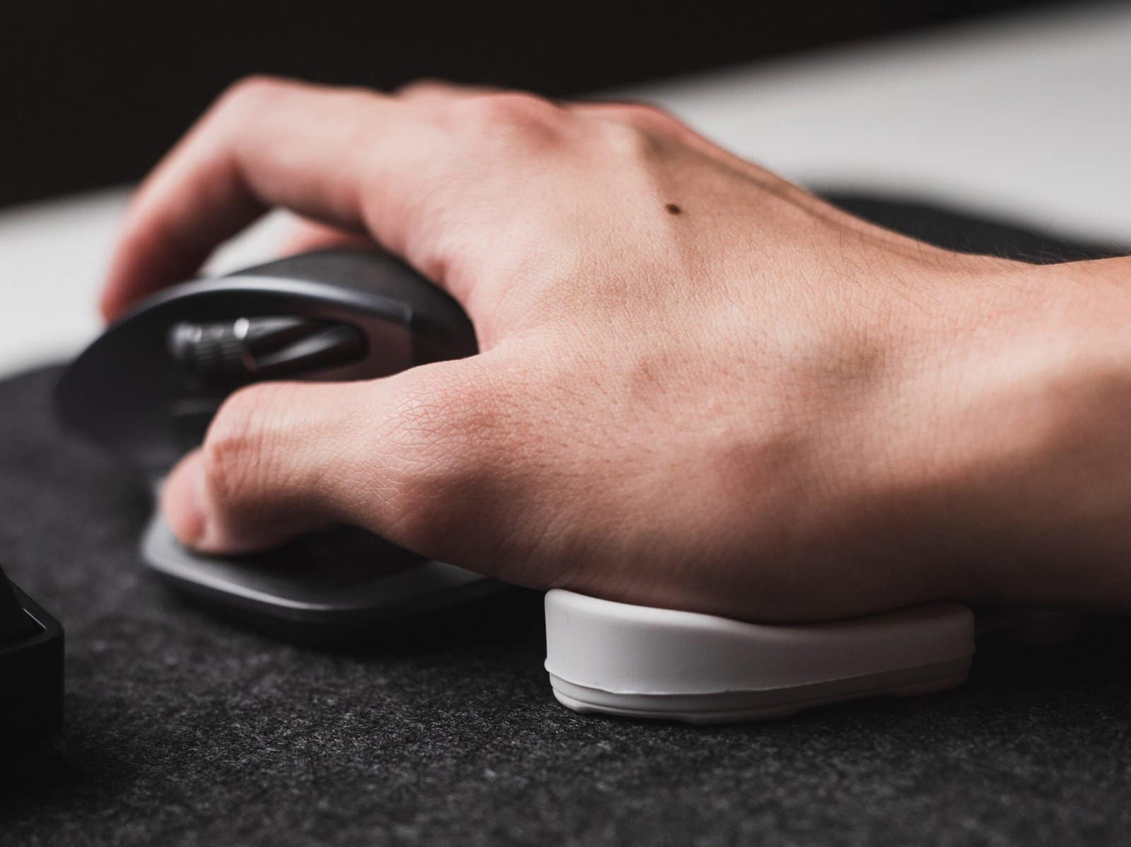 DeltaHub Carpio 2.0 bianco su scrivania