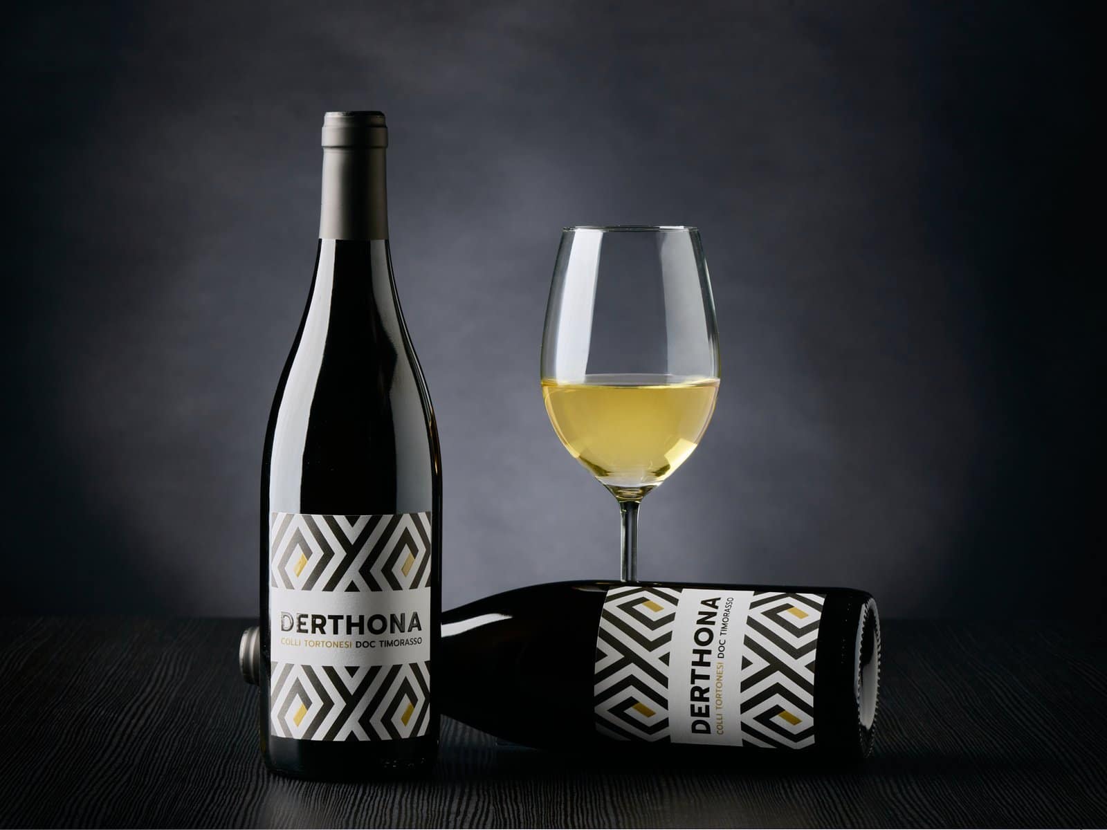 una bottiglia di derthona, bottles and glass