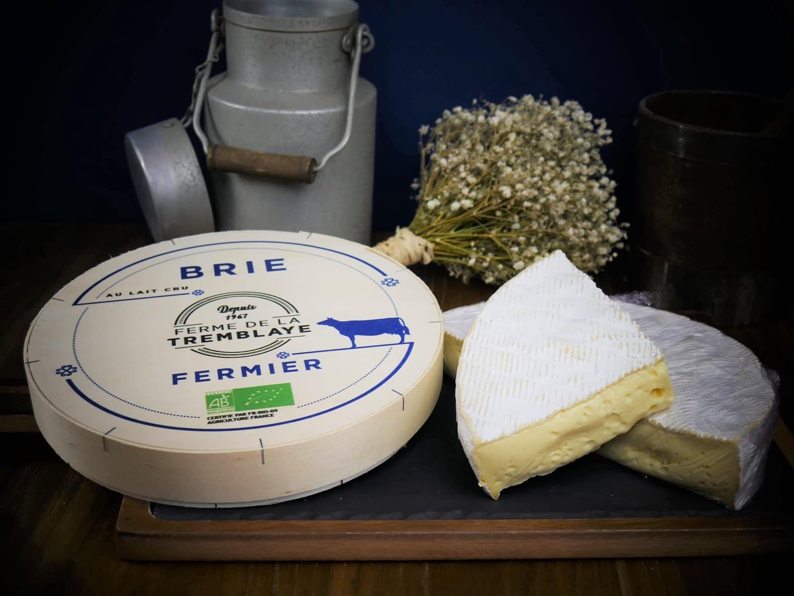 una forma di formaggio brie au lait cru-min-min