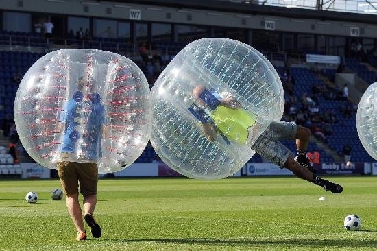 persone giocano a bubble football