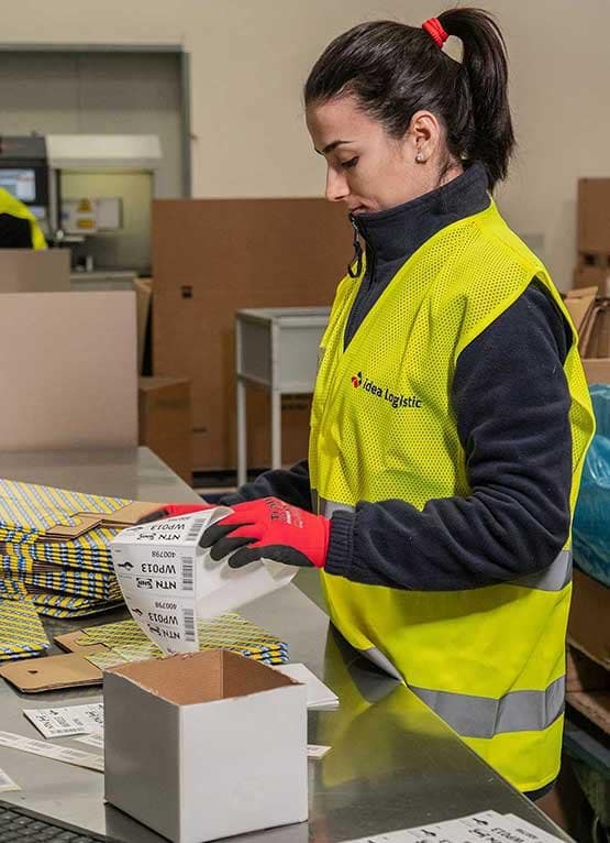 una ragazza che mette delle etichette