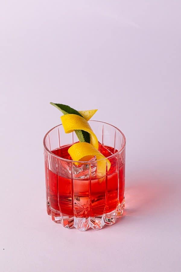 il cocktail introni tannino con gin Engine