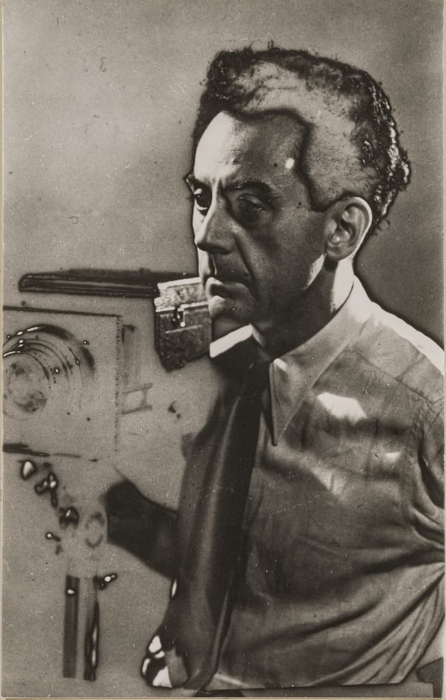 5. Man Ray. Sans titre (Self-Portrait), 1931 circa, stampa in bianco e nero alla gelatina d’argento, 13 x 8 cm. Ristampa 1976. Courtesy Archivio Storico della Biennale di Venezia - ASAC, Venezia © Man Ray Trust by SIAE 2023