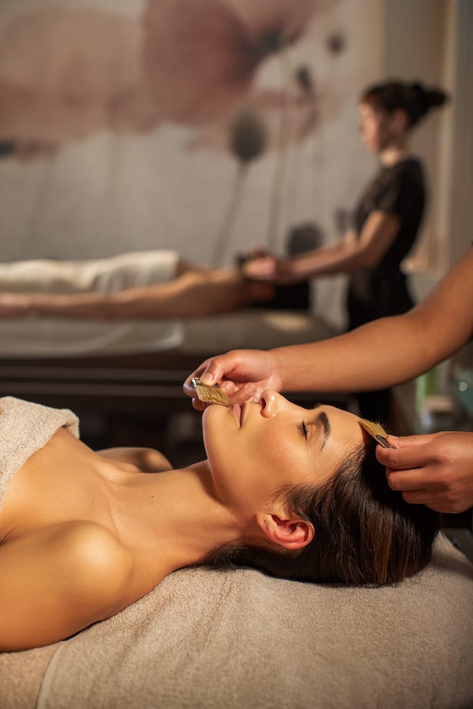 Una giovane fa un massaggio a Palazzo di Varignana per San Valentino