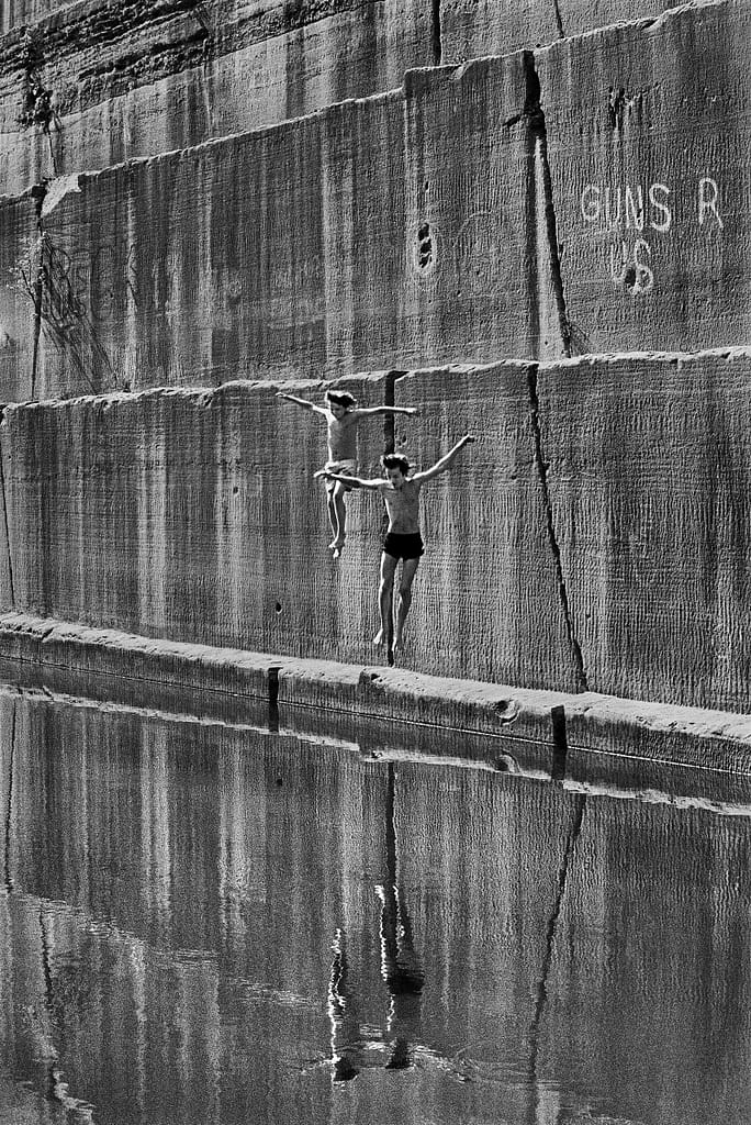 Cave di calcare, Bloomington, Indiana, Stati Uniti, 1988 _ Questa vecchia cava è ora riempita d'acqua per il nuoto e la pesca. È anche la cava che ha fornito le pietre dell'Empire State Building _ Ph. ©Sebastião SALGADO