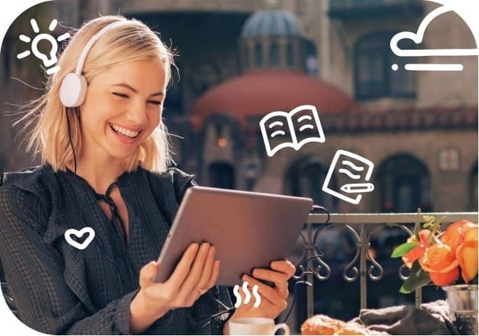 una ragazza che studia sul tablet