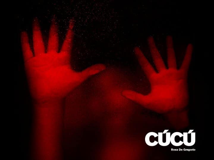 due mani rosse di Rosa di Gregorio