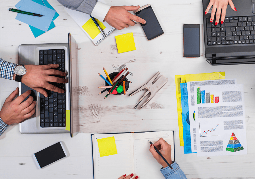 un tavolo di un coworking coi computer