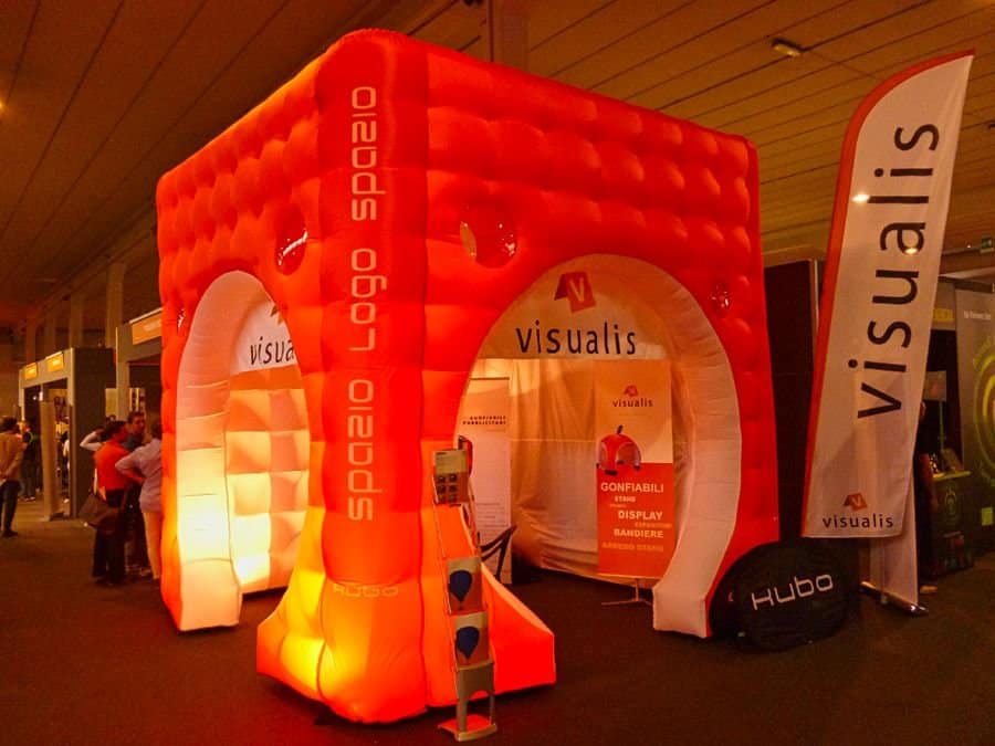 un gonfiabile a forma di cubo per uno stand fiera