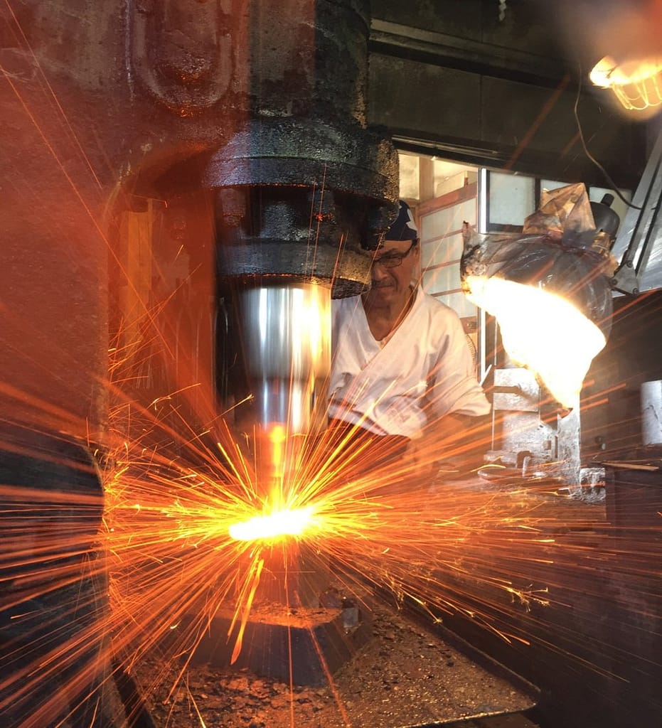 la forgiatura di una spada da samurai