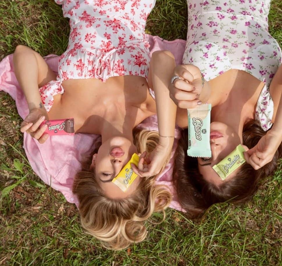 choco zero in mano a due ragazze su un prato